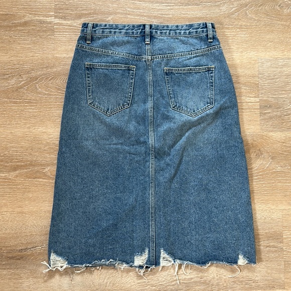 Almost new Jean skirt with buttons down the front size med. - Picture 2 of 7